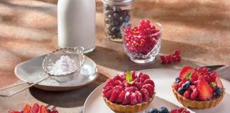 Torta de chocolate com frutas vermelhas para a ceia de Natal