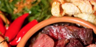 Feijoada e samba nas sextas-feiras do Universal