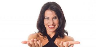 Célia Porto canta Legião Urbana no Pátio Brasil