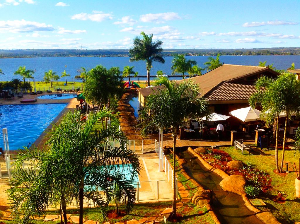 Clima praiano e boa gastronomia no Liv Lounge