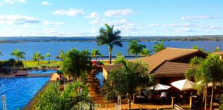 Clima praiano e boa gastronomia no Liv Lounge