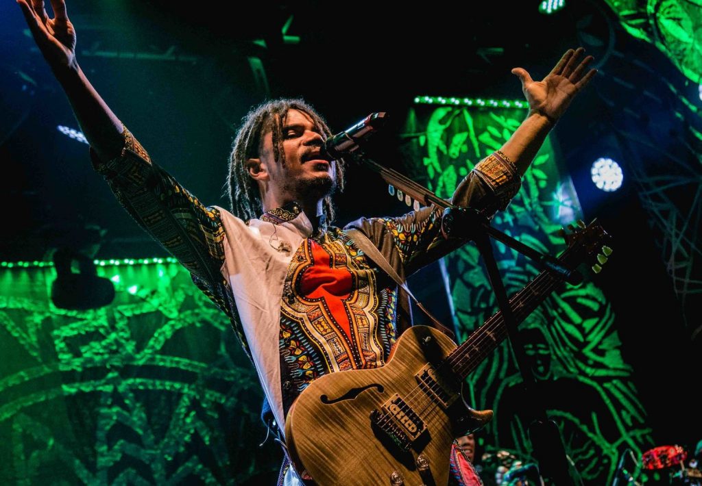 Natiruts apresenta “Índigo Cristal”