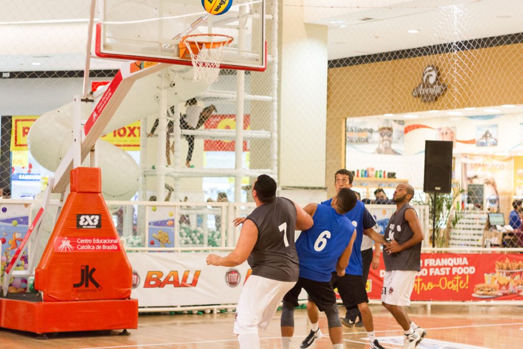 Competição de basquete no JK Shopping