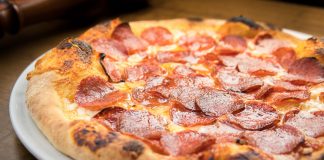 Restaurante Toretto oferece promoção com pizzas e vinhos