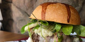 Dólar Furado Burger comemora o Dia Internacional do Bacon