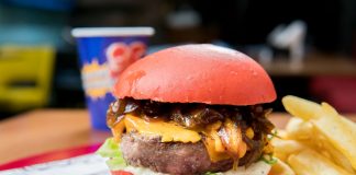 Dólar Furado comemora 1 ano com burger em dobro