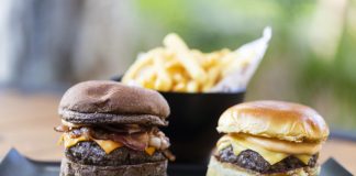 Hambúrguer a R$10 e dose dupla de chope no aniversário do Meatz Burger