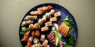 Kawa comemora um ano com reconhecido chef paulista