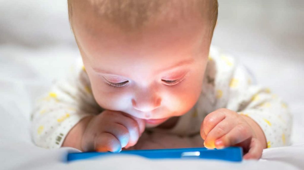 Uso excessivo de celulares por crianças pode causar bloqueio na fala e impactos sociais