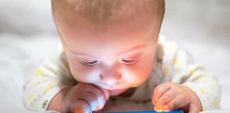 Uso excessivo de celulares por crianças pode causar bloqueio na fala e impactos sociais