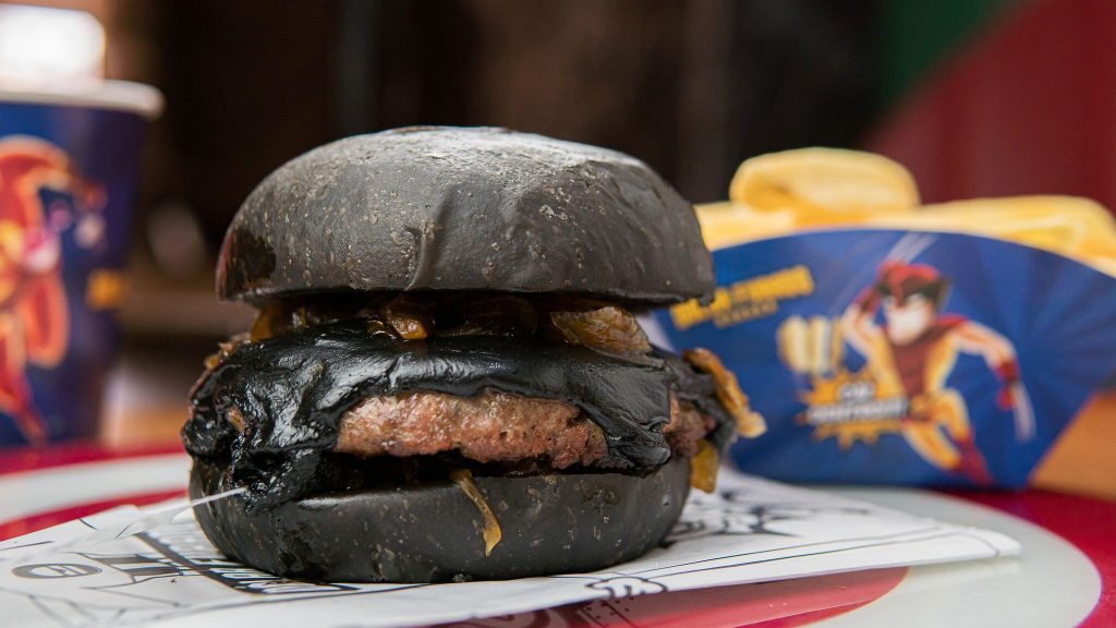 Neste Star Wars Day tem promoção do burger Darth Vader no Dólar Furado