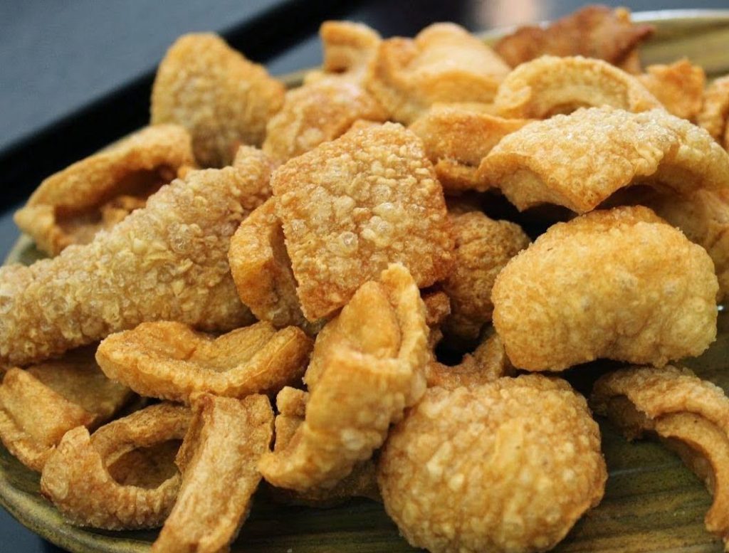 Receita: Que tal preparar um torresmo sequinho, crocante e sem bagunça?