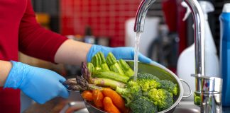 Pesquisa revela que brasileiros vão continuar higienizando alimentos, cozinhando e fazendo cursos online mesmo depois da quarentena