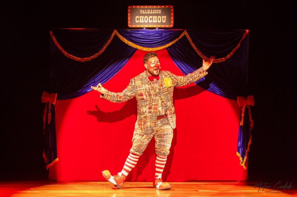 Palhágico Chochou se apresenta no Drive Show