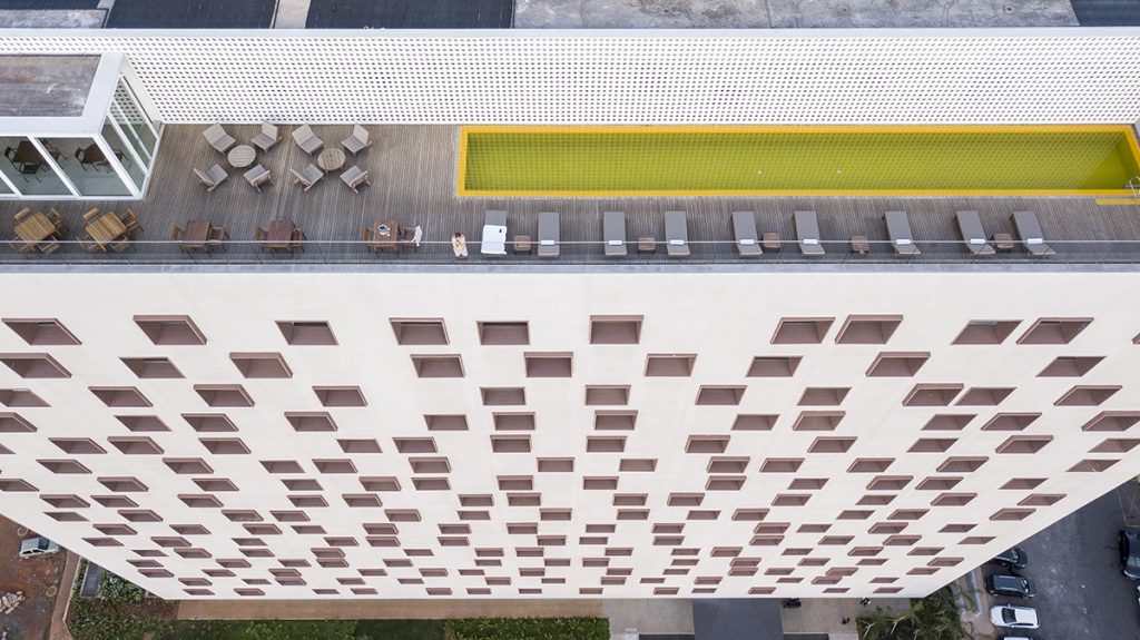 A badalada e instagramável piscina do B Hotel reabre para hóspedes