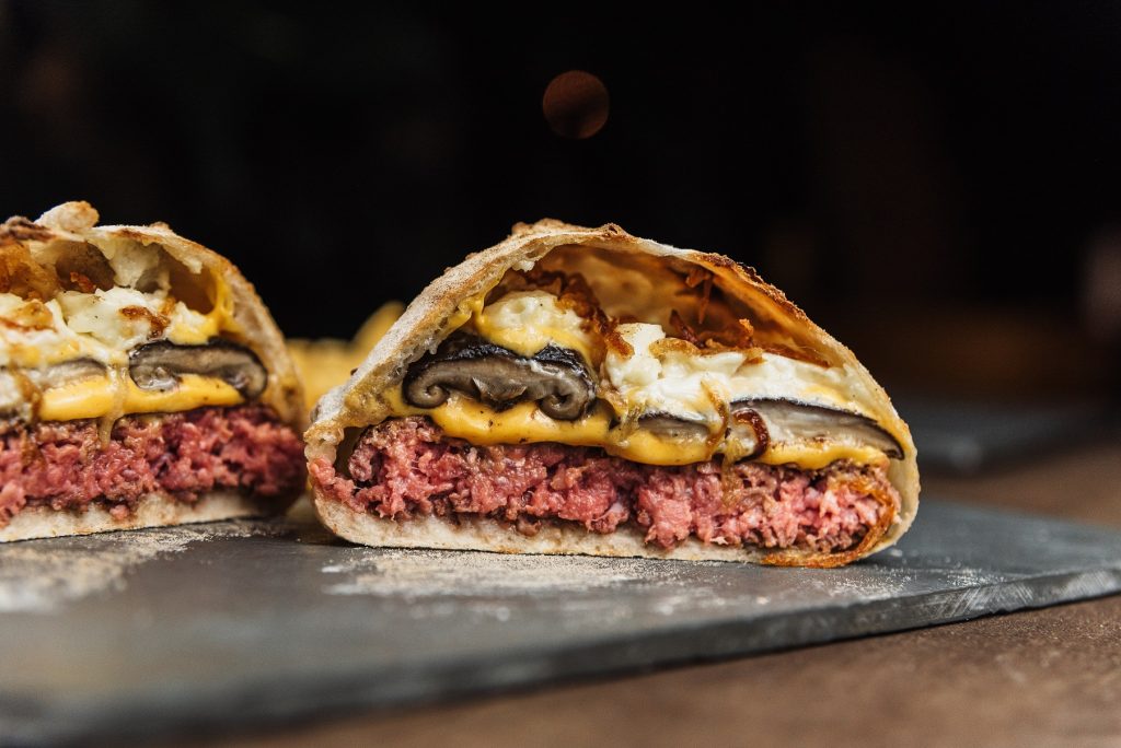 Por tempo limitado, burguer com shitake defumado e crispy de cebola é novidade da Inforno