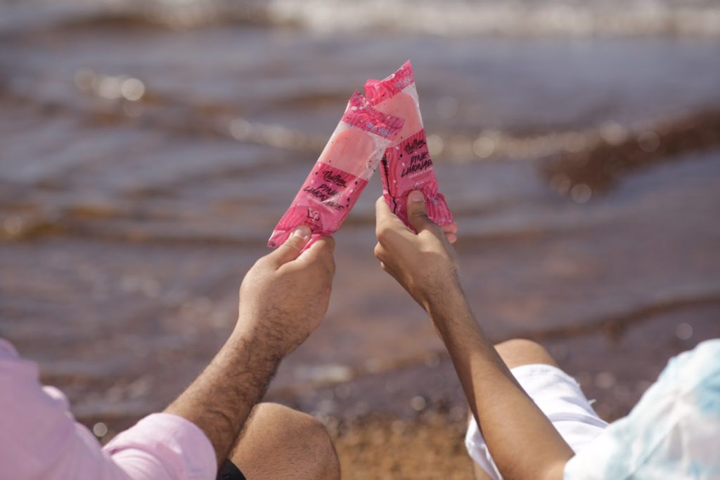 Pink Lemonade: Vai Bem Gelados lança sabor inspirado na arte de Douglas Viana