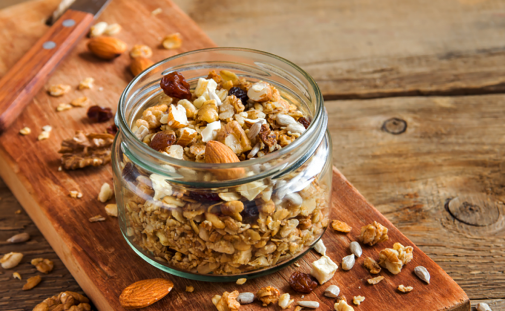Granola Salgada: Saiba como preparar esta opção nutritiva para incrementar as refeições