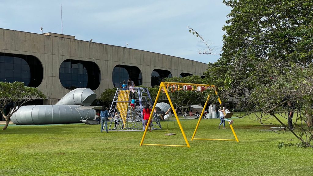 Parque Diversom leva para jardim do CCBB uma experiência lúdica com seis brinquedos sonoros