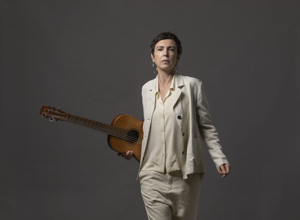 Adriana Calcanhoto apresenta show da turnê Voz & Violão em Brasília