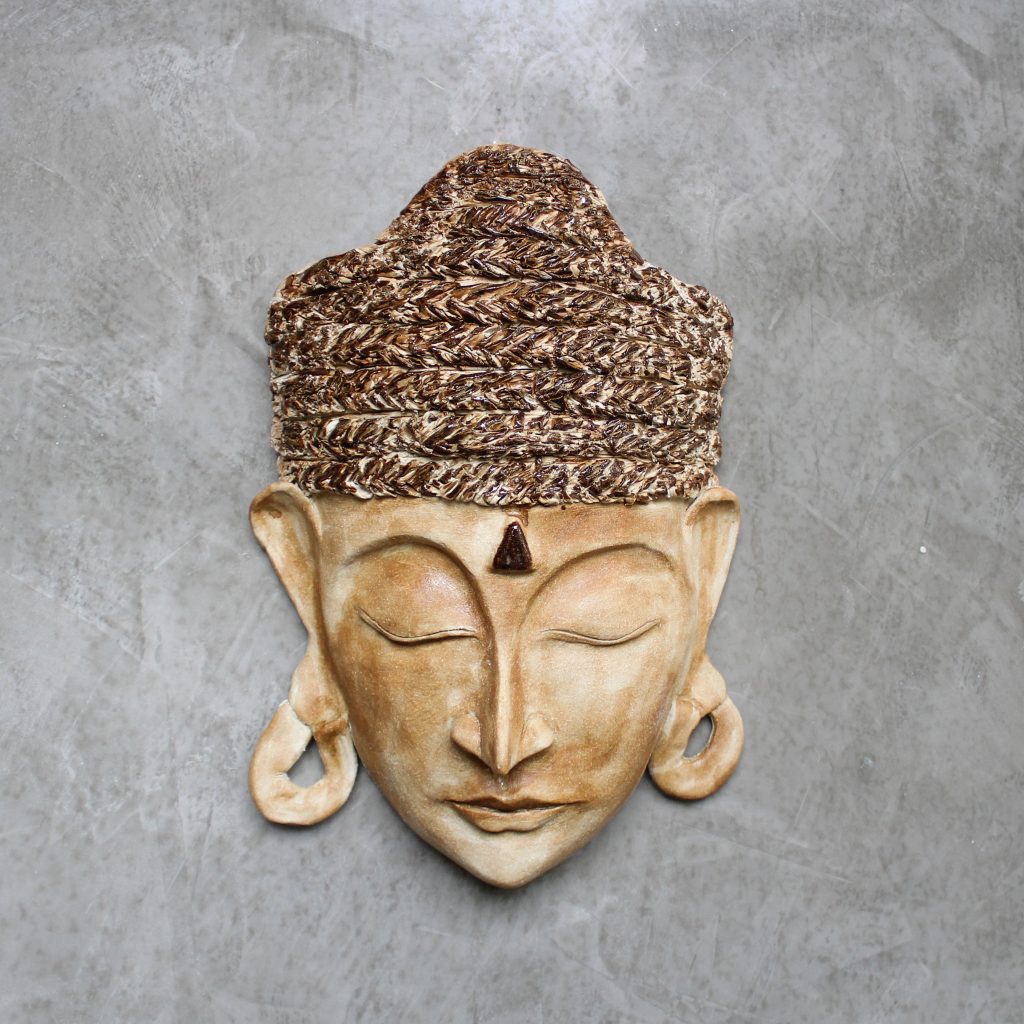 Mostra coletiva exibe peças escultóricas em cerâmica