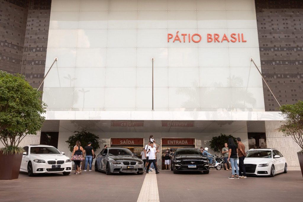 Pátio Brasil recebe exposição com mais de 120 modelos de carros