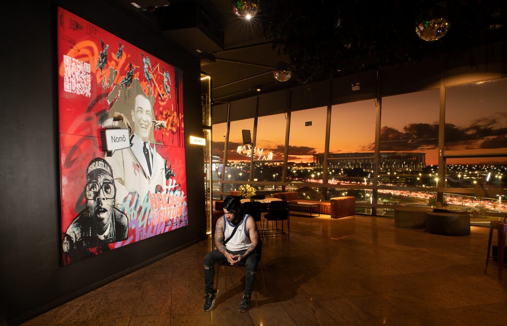 O artista plástico Douglas Viana expõe mostra inédita no Mezanino da Torre de TV