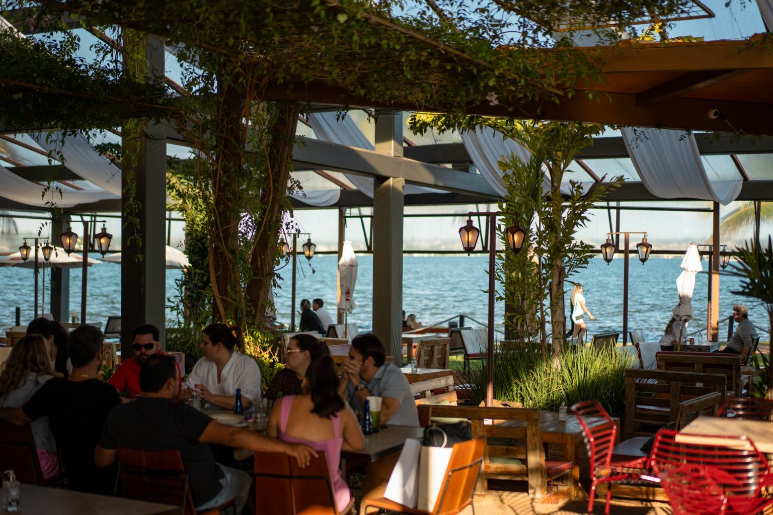 Feijoada e samba agitam o Izzi Wine Garden no Pontão Dicas da Capital