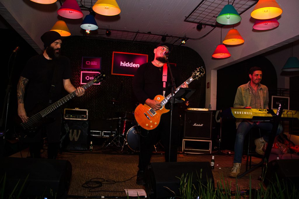 Hidden promove ação social com doações de calças jeans