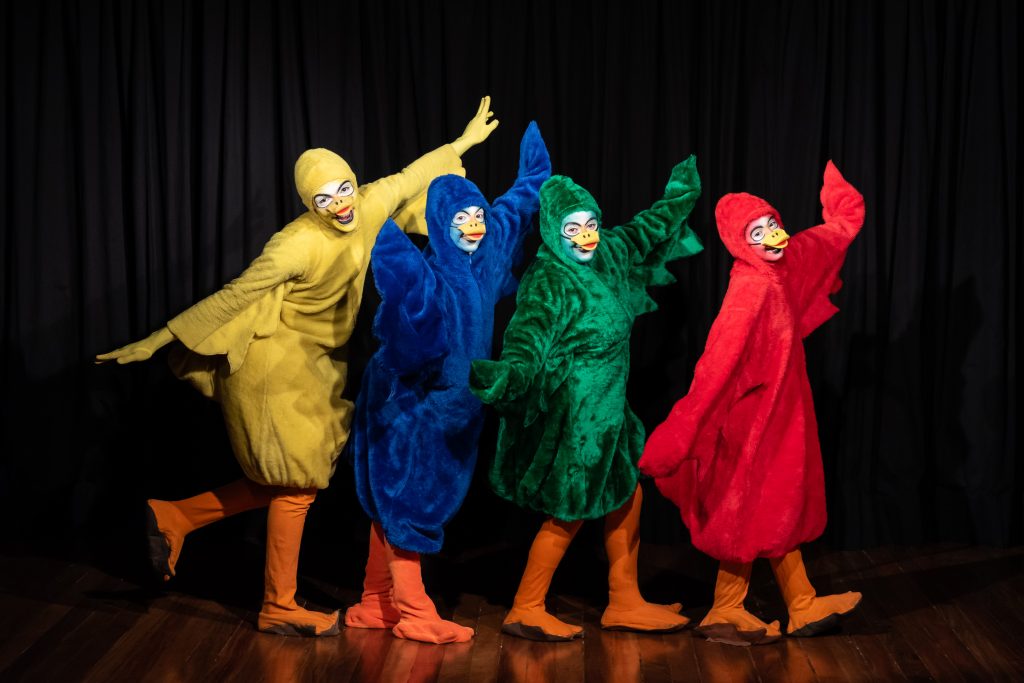 Os Patinhos Coloridos animam a criançada neste fim de semana