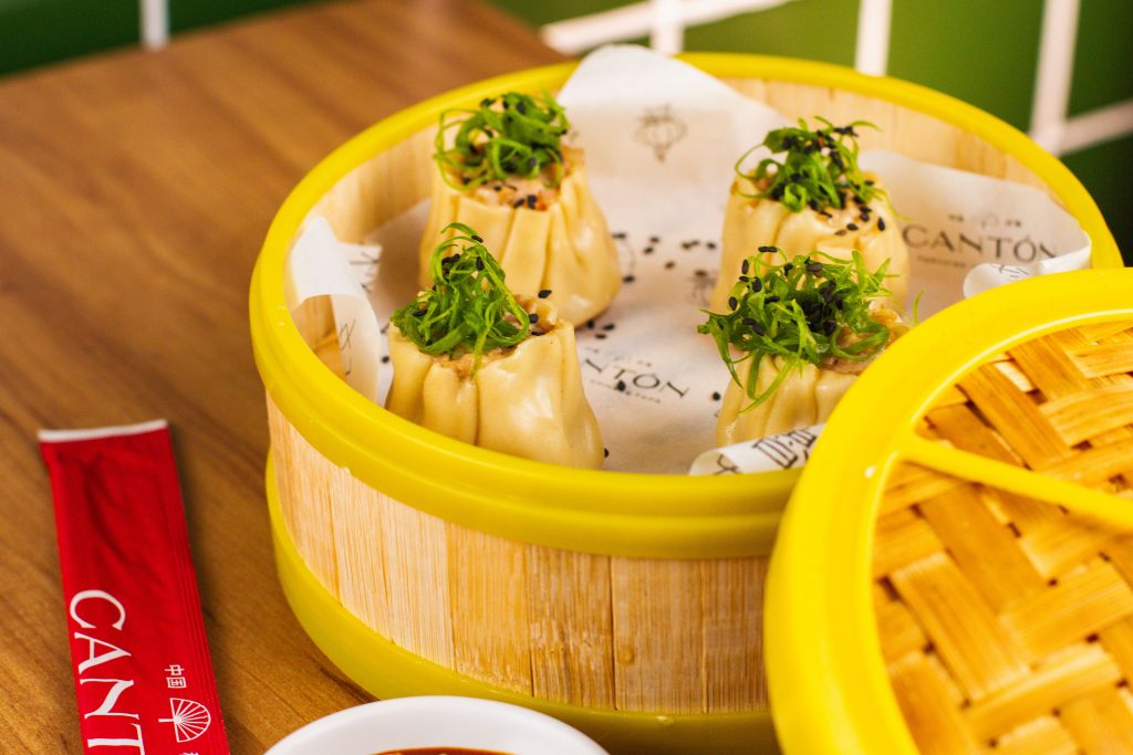 Chef Marco Espinoza leva a gastronomia chifa para o Venâncio Shopping