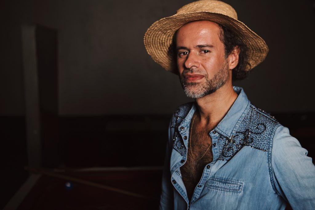 Marcelo Jeneci faz show intimista e gratuito em Brasília