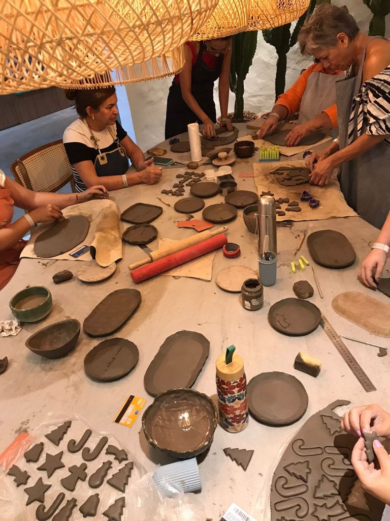 CASACOR oferece oficina de cerâmica e programação musical