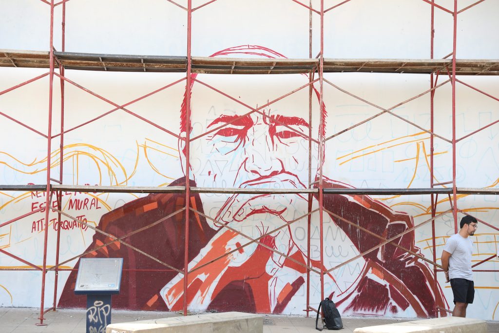 Pinturas em grafite no painel da 507 Sul estão sendo refeitas por artistas locais