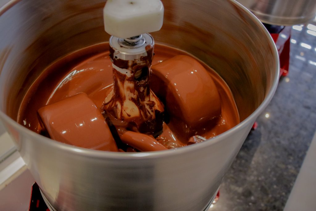 LaBarr promove visitas à sua fábrica de chocolates