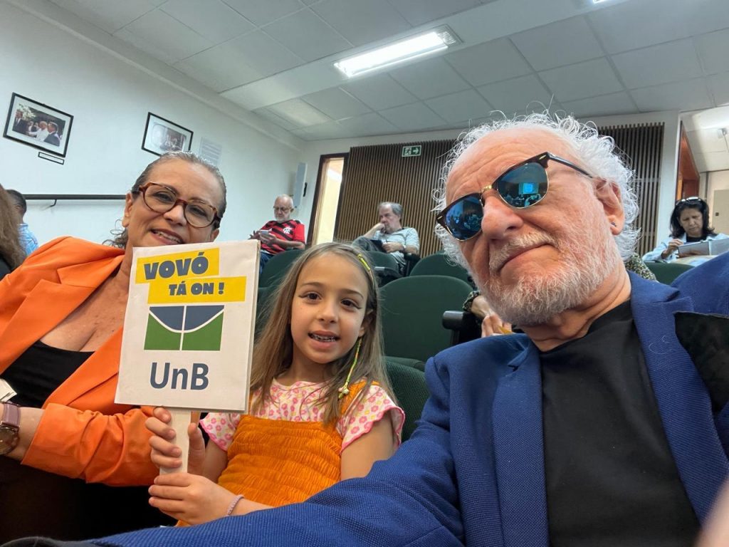 Biblioteca Nacional de Brasília promove a última aula do ano de redação para idosos