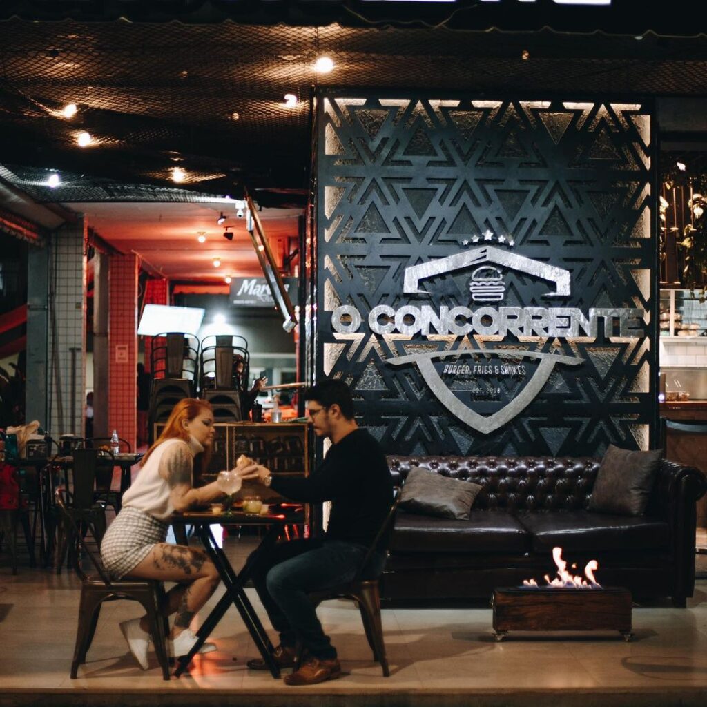 O Concorrente oferece lareiras ecológicas para aquecer seus clientes