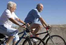 Evento no Eixão do Lazer oferece aulas de bicicleta e cuidados com a saúde para idosos