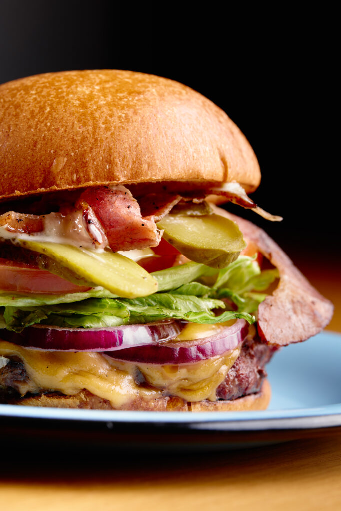 Ricco Burger abre nova unidade com sanduíche exclusivo