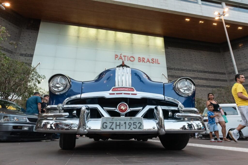 Gerações apaixonadas por carros se unem em evento gratuito no Pátio Brasil
