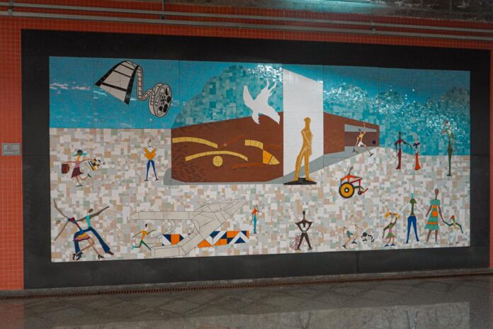 Estação 106 Sul Arte nos Trilhos, de Cida Carvalho, tema da paisagem urbana do Metrô e Cine Brasília. Foto - aquivo METRÔ