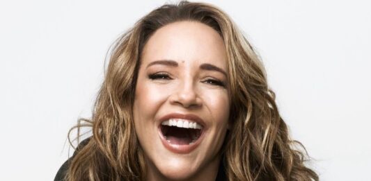 Ana Carolina celebra os 25 anos de carreira no Centro de Convenções Ulysses