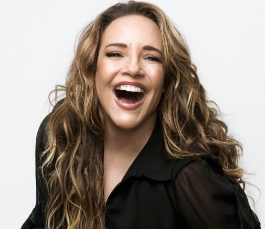 Ana Carolina celebra os 25 anos de carreira no Centro de Convenções Ulysses