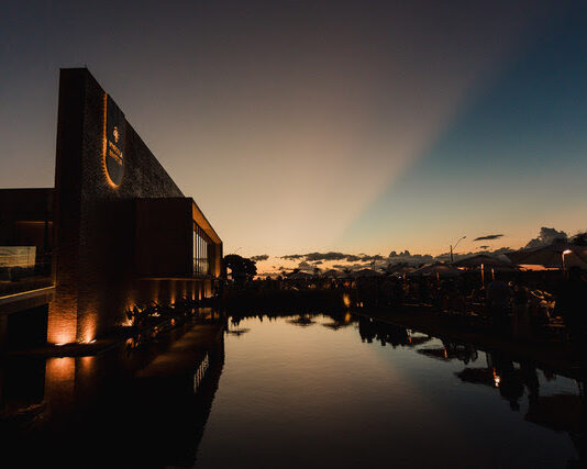 Vinícola Brasília brinda às mulheres com vinho, gastronomia e música ao pôr do sol