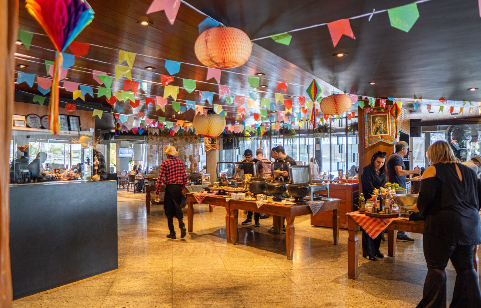 Buffet junino com vista para o Lago Paranoá no almoço do Gran Bier