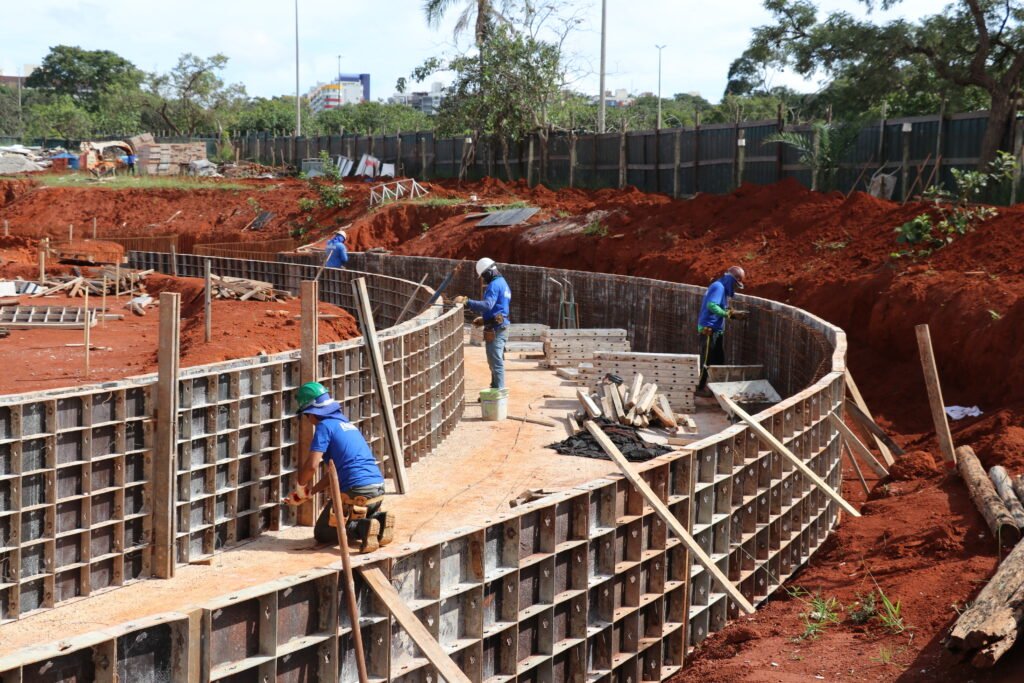 Obra da Piscina de Ondas avança com instalação hidráulica e estrutura de concreto do rio